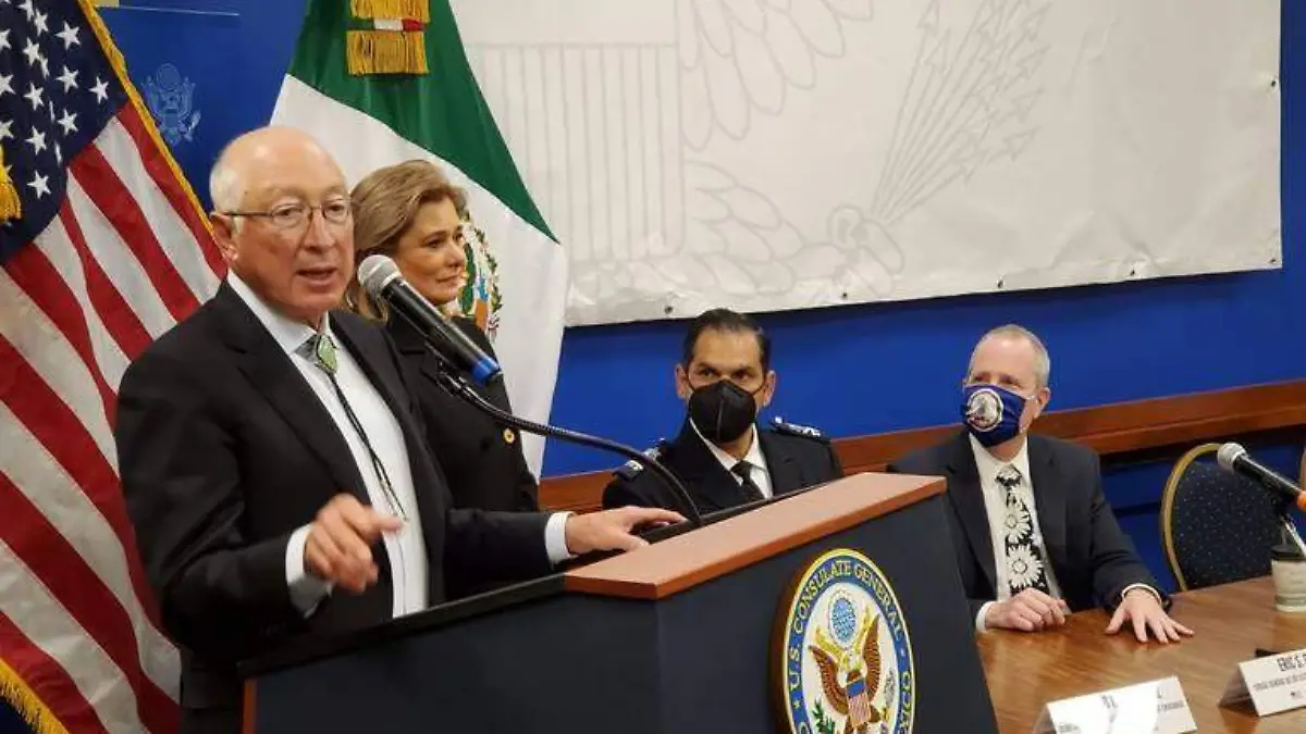 Embajador Ken Salazar con Maru Campos en Chihuahua